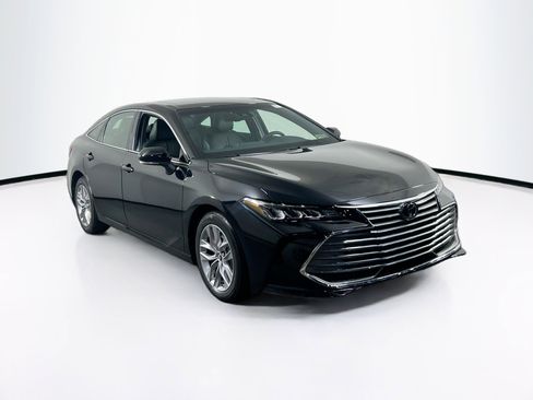 Used 2019 Toyota Avalon XLE w/ Moonroof Package image 3
