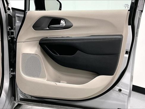 Used 2024 Chrysler Pacifica Limited FWD image 21