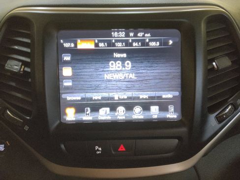 Used 2018 Jeep Cherokee Limited image 25