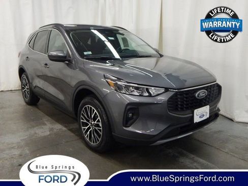 Used 2025 Ford Escape SE image 1