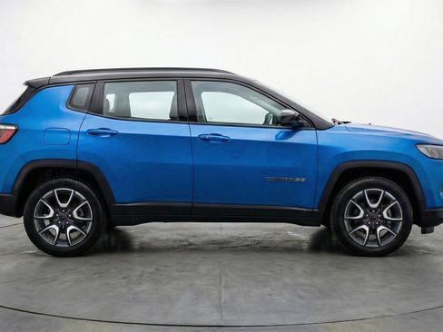 Used 2025 Jeep Compass Trailhawk AWD/4WD image 8