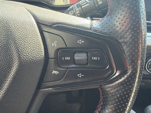 Used 2025 Chevrolet Trax RS FWD image 11