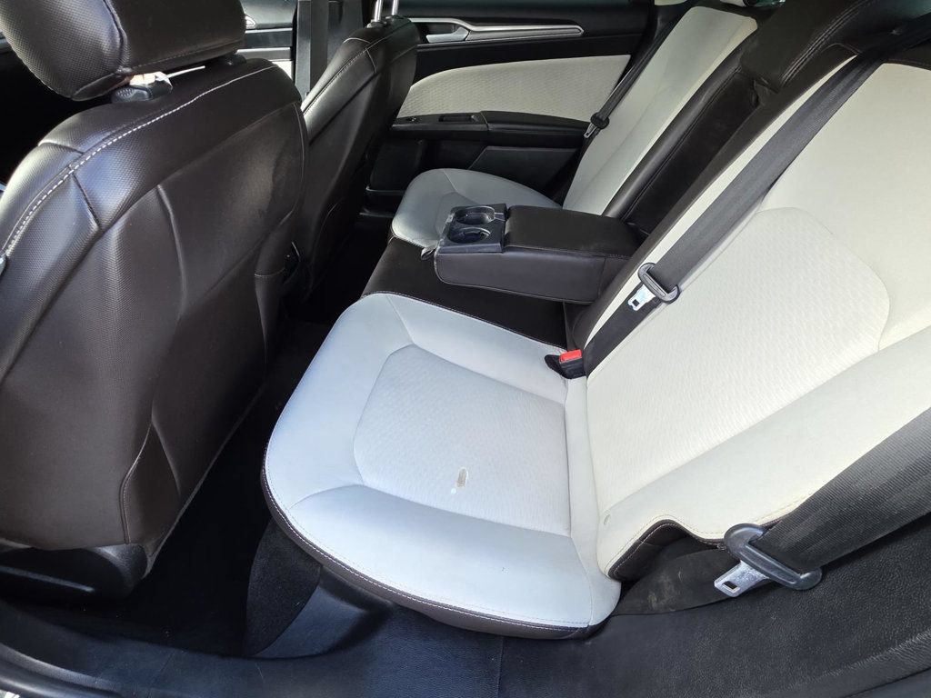 Used 2020 Ford Fusion SE w/ Equipment Group 151A FWD image 9