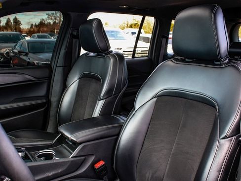 Used 2024 Jeep Grand Cherokee Altitude image 32