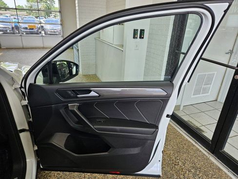 Used 2022 Volkswagen Tiguan SE R-Line AWD/4WD image 16