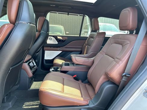 Used 2025 Lincoln Aviator Reserve w/ Equipment Group 201A AWD/4WD image 11