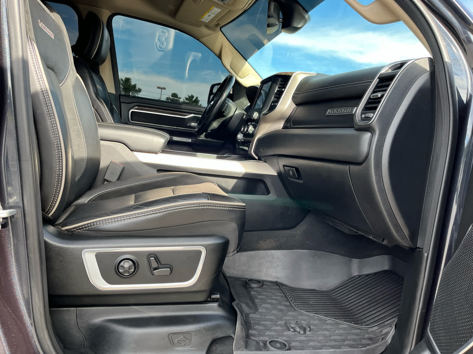 Used 2019 RAM 1500 Laramie AWD/4WD image 32