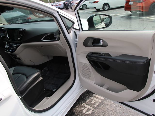 Used 2023 Chrysler Pacifica Touring-L FWD image 29