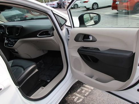 Used 2023 Chrysler Pacifica Touring-L FWD image 29