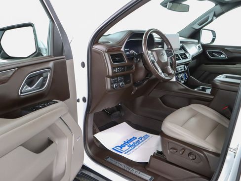 Used 2023 Chevrolet Suburban Z71 image 3