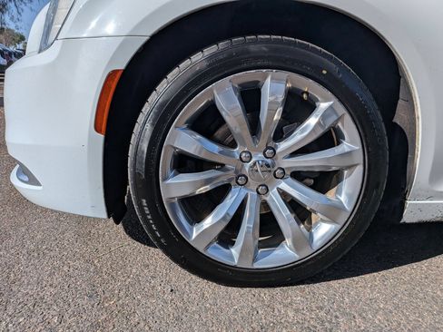 Used 2018 Chrysler 300 Touring w/ Chrome Appearance Package RWD image 10