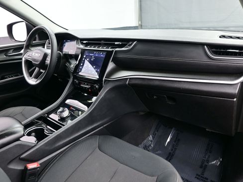 Used 2023 Jeep Grand Cherokee L Laredo image 16