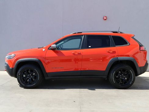 Used 2021 Jeep Cherokee Trailhawk w/ Technology Group AWD/4WD image 2