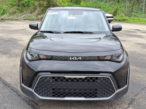 Used 2025 Kia Soul LX FWD image 2