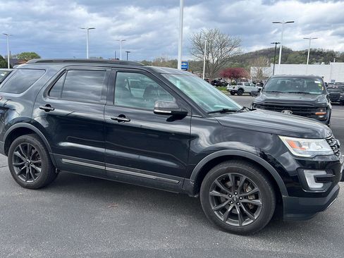 Used 2017 Ford Explorer XLT w/ Equipment Group 202A AWD/4WD image 3