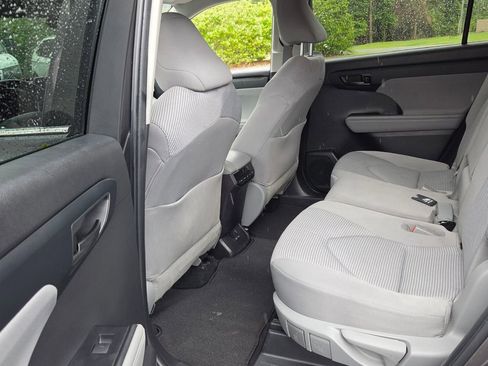Used 2022 Toyota Highlander LE FWD image 5