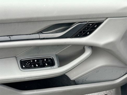 Used 2021 Porsche Taycan image 19