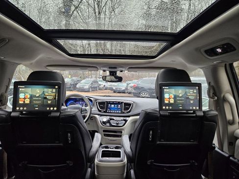 Used 2017 Chrysler Pacifica Limited image 34