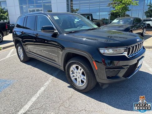 Used 2023 Jeep Grand Cherokee Laredo AWD/4WD image 6
