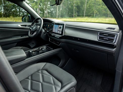 Used 2024 Volkswagen Atlas Cross Sport SE w/ Panoramic Sunroof Package FWD image 18