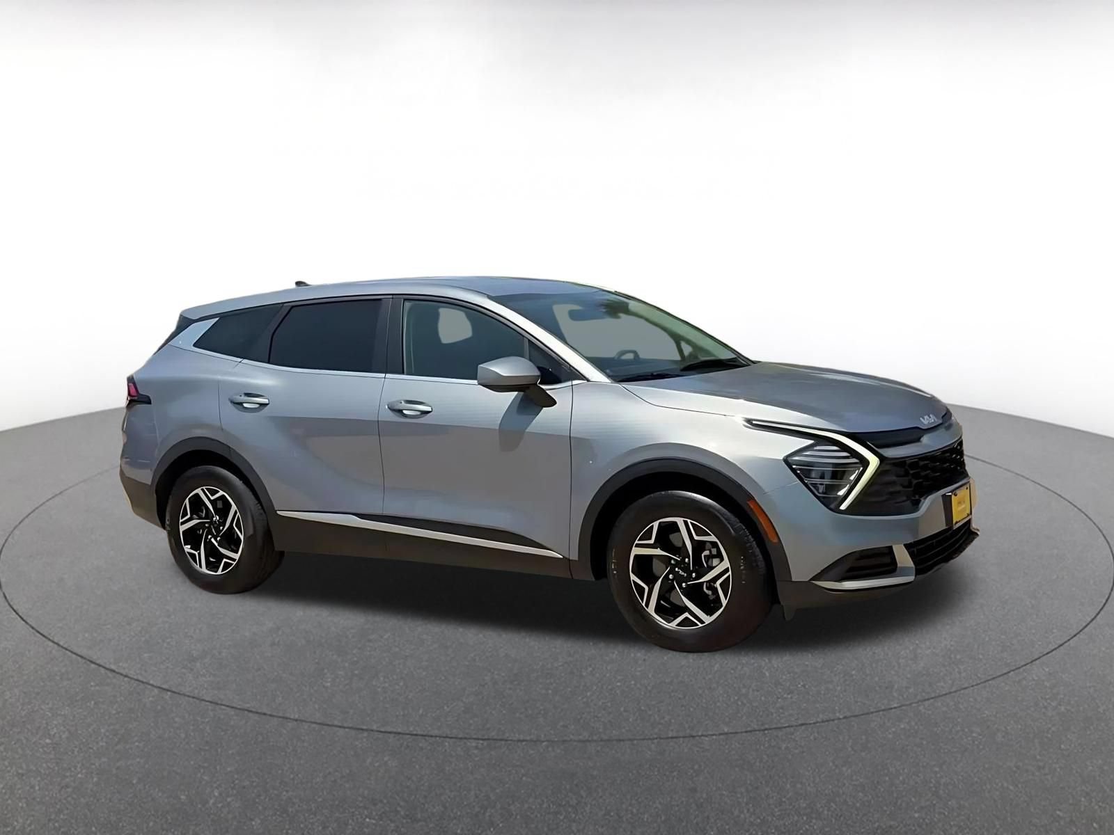 Used 2025 Kia Sportage LX FWD image 2