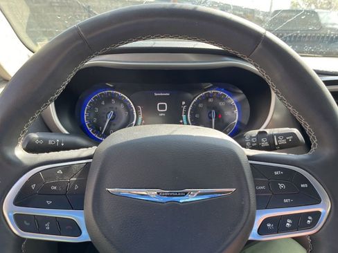 Used 2023 Chrysler Pacifica Touring-L image 11