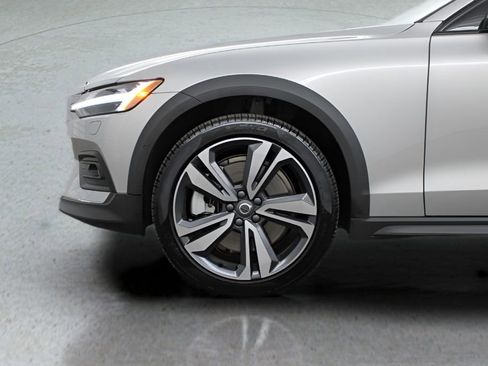 Used 2025 Volvo V60 B5 Cross Country Plus AWD/4WD image 10