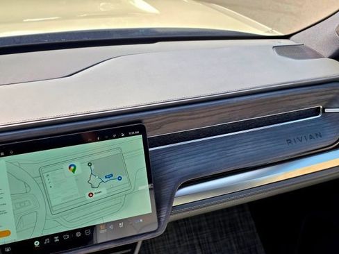 Used 2025 Rivian R1S Premium AWD/4WD image 30
