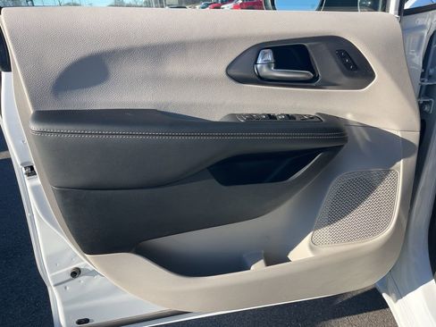 Used 2023 Chrysler Pacifica Touring-L image 9