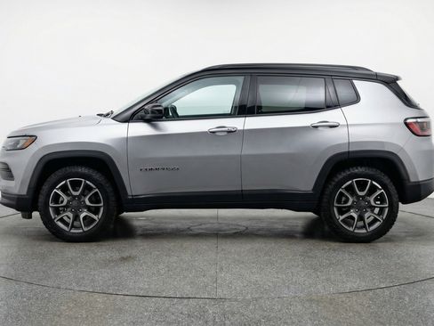 Used 2025 Jeep Compass Trailhawk image 5