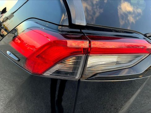 Used 2021 Toyota RAV4 XLE Premium image 27