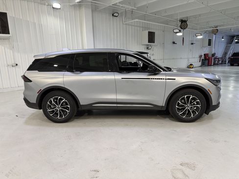 Used 2024 Lincoln Nautilus Premier image 6