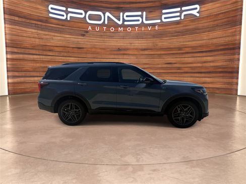 Used 2025 Ford Explorer ST-Line w/ ST-Line Street Pack AWD/4WD image 8
