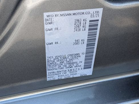 Used 2025 Nissan Altima 2.5 SV FWD image 35