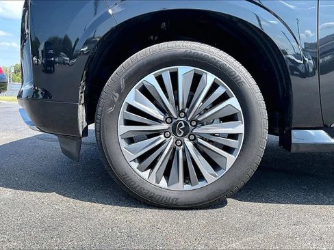 Used 2025 INFINITI QX80 Sensory AWD/4WD image 2
