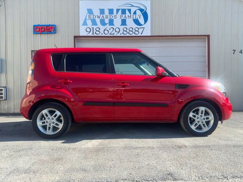 Used 2011 Kia Soul + w/ Audio Pkg FWD image 12