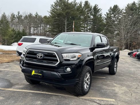 Used 2017 Toyota Tacoma SR5 image 2