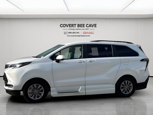 Used 2024 Toyota Sienna XLE w/ XLE Plus Package image 4