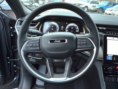 New 2025 Jeep Grand Cherokee Limited w/ Luxury Tech Group II image 16