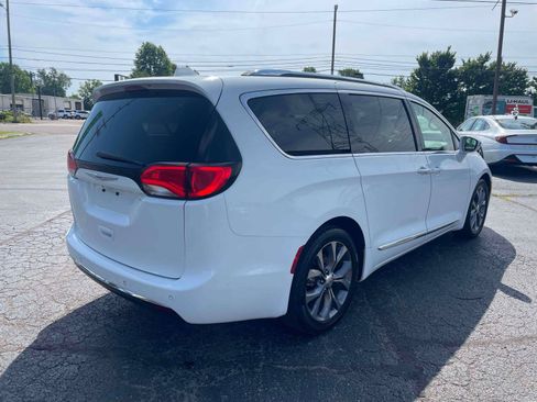 Used 2018 Chrysler Pacifica Limited w/ Tire & Wheel Group FWD image 4