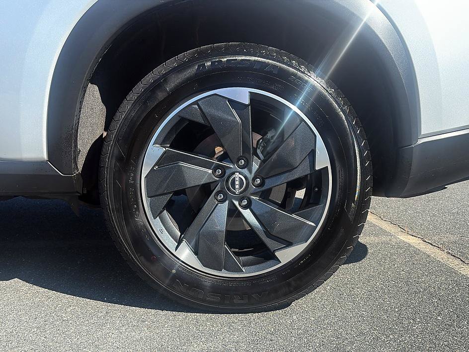 Certified 2025 Nissan Rogue SV AWD/4WD image 10