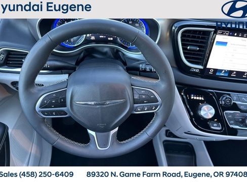 Used 2024 Chrysler Pacifica Touring-L image 16