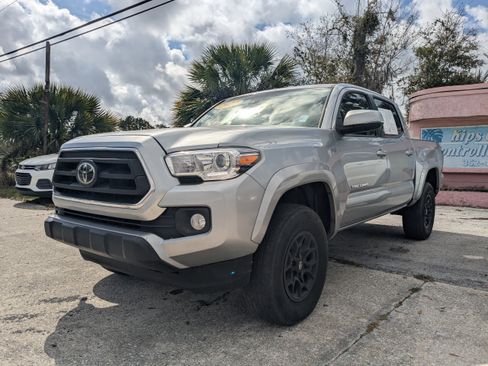 Used 2022 Toyota Tacoma SR5 w/ Technology Package image 7