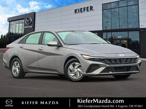 Used 2024 Hyundai Elantra SE image 1