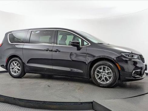 Used 2023 Chrysler Pacifica Touring-L FWD image 11