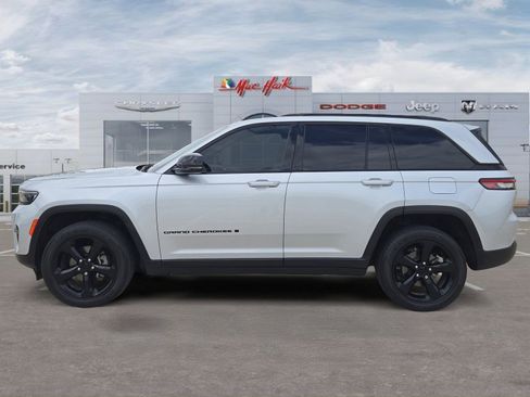 Used 2023 Jeep Grand Cherokee Altitude image 2