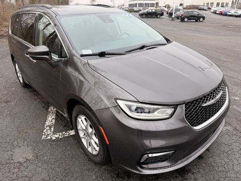 Used 2022 Chrysler Pacifica Touring-L image 1