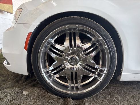 Used 2017 Chrysler 300 C RWD image 23