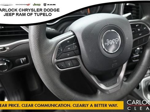 Used 2021 Jeep Cherokee Latitude FWD image 18