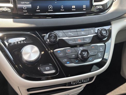 Used 2024 Chrysler Pacifica Touring-L FWD image 15